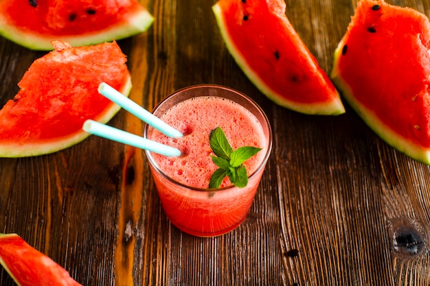 Free photo high angle watermelon slices and juice