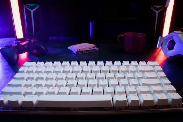 Free photo high angle white keyboard on desk