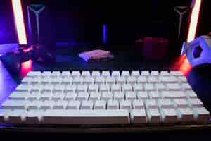 Free photo high angle white keyboard on desk