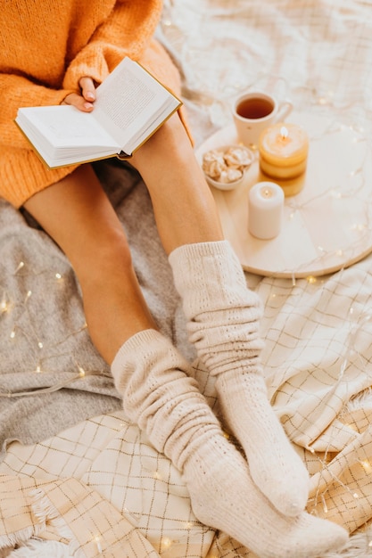 Free photo high angle young woman enjoying the winter holidays with a cup of tea