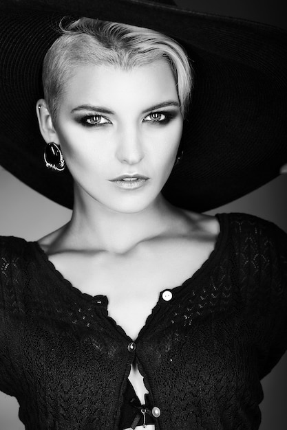 Free photo high fashion look.glamor closeup portrait of beautiful sexy stylish caucasian young woman model with bright modern makeup with short hair with hat