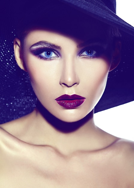 Free photo high fashion look.glamor closeup portrait of beautiful sexy stylish  young woman model with bright makeup with red lips with perfect clean skin in casual cloth in hat