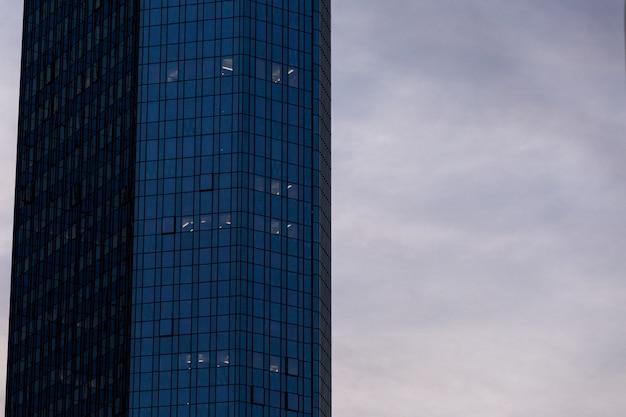 Free photo high-rise skyscraper in a glass facade under the cloudy sky in frankfurt, germany