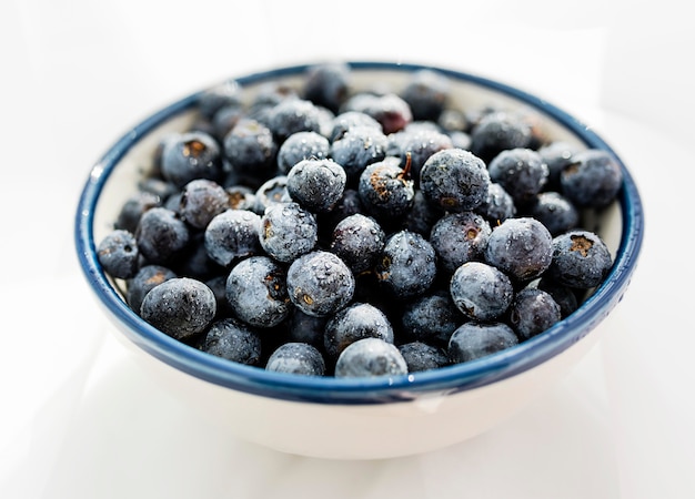 Free photo high view bowl of healthy blueberries