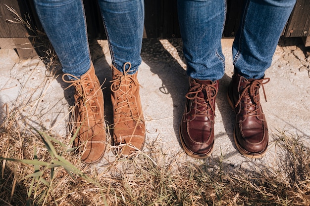 Free photo high view couple in jeans and boots