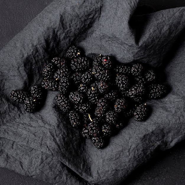 Free photo high view delicious blackberries on a napkin