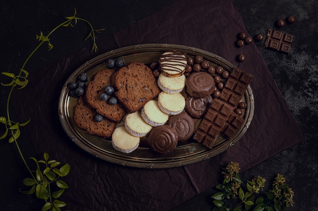 Free photo high view delicious chocolate plate