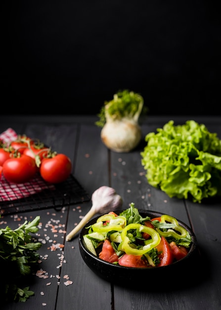 Free photo high view fresh salad in bowl