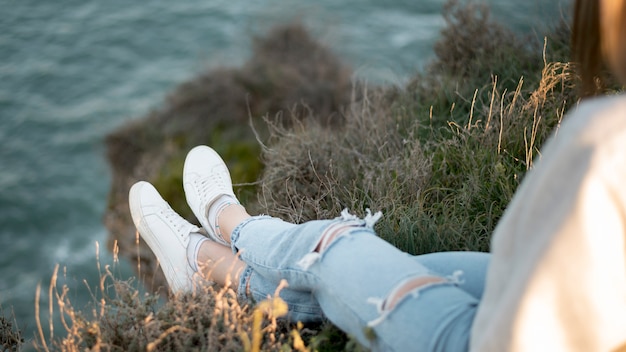 Free photo high view woman and the sea