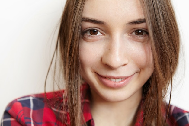 Free photo highly-detailed close up portrait of beautiful caucasian teenage girl with dark hair