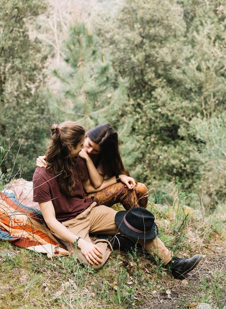 Free photo hiker couple in love sitting in nature