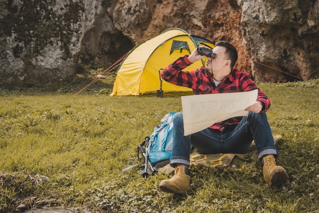 Free photo hiker with map and binoculars