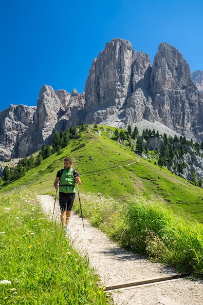 Free photo hiking in the dolomites