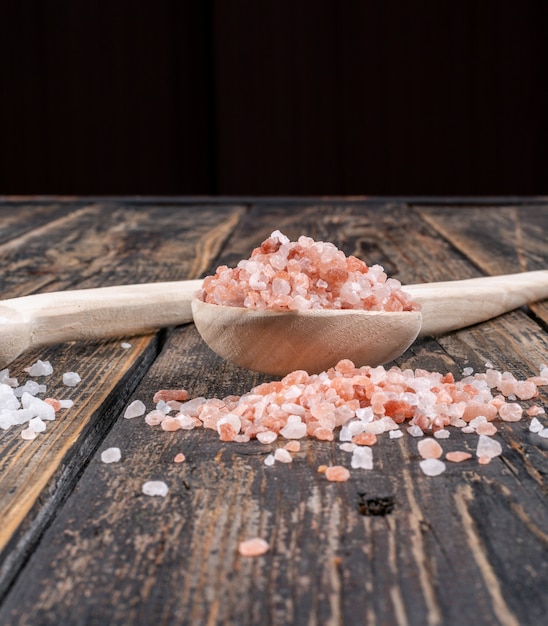 Free photo himalayan salt in a wooden spoon