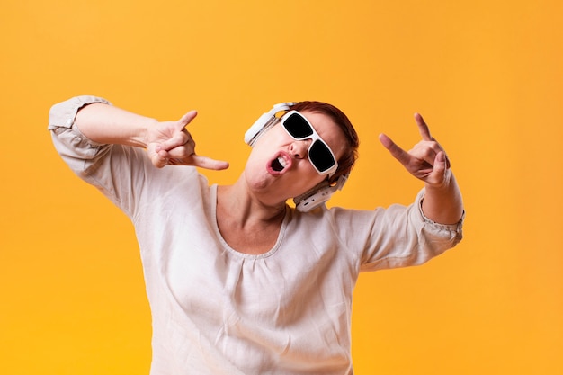 Free photo hipster woman listening rock music