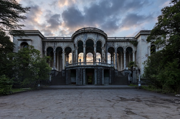 Free photo historical derelict sanatorium medea in tskaltubo, georgia during the sunset