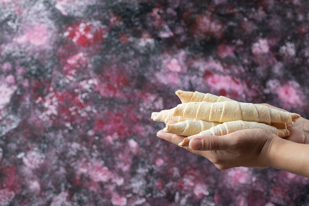 Free photo holding crispy butter cookies in the hand.