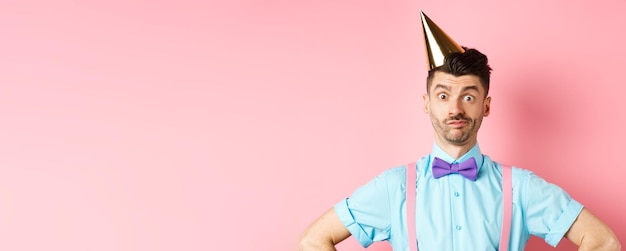 Free photo holidays and celebration concept closeup of confused male entertainer in party hat and bowtie lookin