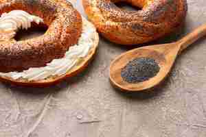 Free photo homemade bagels with cream cheese