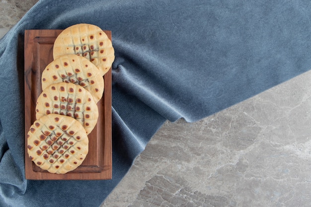 Free photo homemade cookies stuffed with chocolate on wooden board