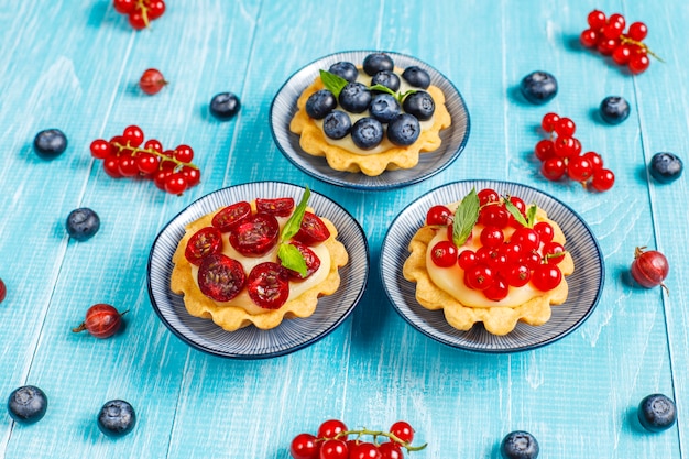 Free photo homemade delicious rustic summer berry tartles