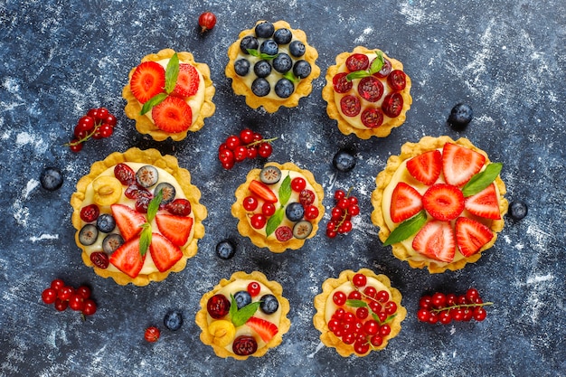 Free photo homemade delicious rustic summer berry tartles.