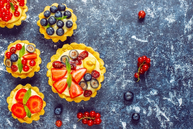 Free photo homemade delicious rustic summer berry tartles.