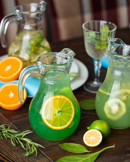 Free photo homemade lemonade with citruces on the table