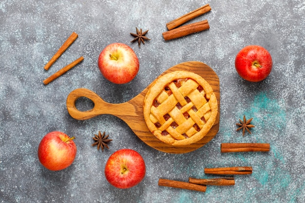 Free photo homemade mini apple pie with cinnamon.