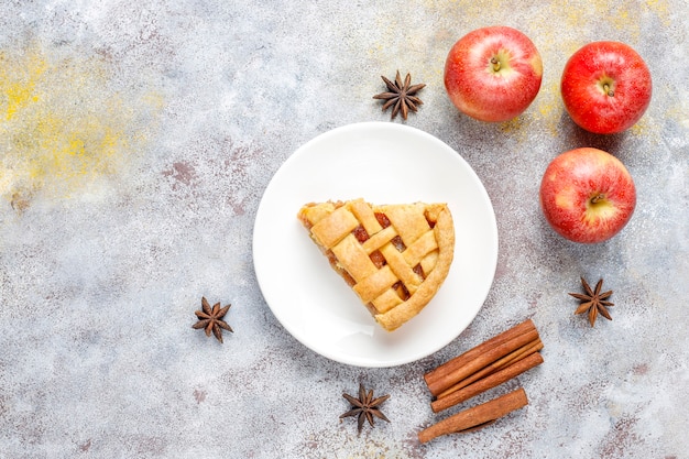 Free photo homemade mini apple pie with cinnamon.