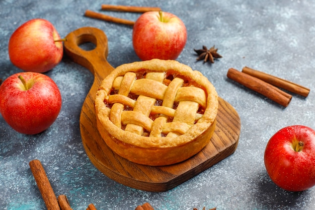 Free photo homemade mini apple pie with cinnamon.