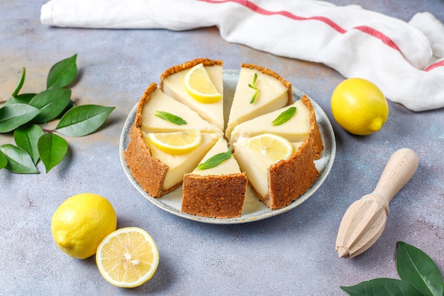 Free photo homemade newyork cheesecake with lemon and mint,healthy organic  dessert,top view