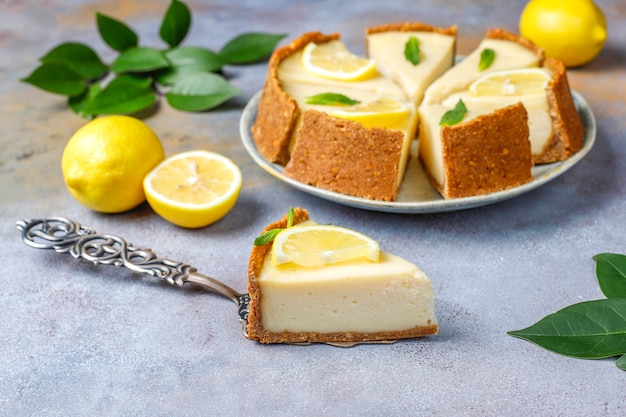 Free photo homemade newyork cheesecake with lemon and mint,healthy organic  dessert,top view