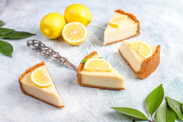 Free photo homemade newyork cheesecake with lemon and mint,healthy organic  dessert,top view