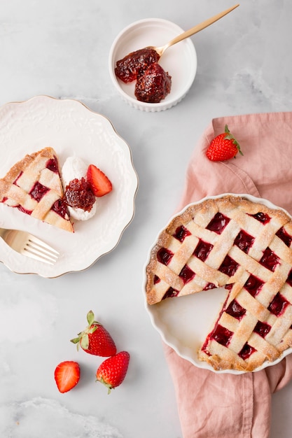 Free photo homemade pie with strawberry jam top view