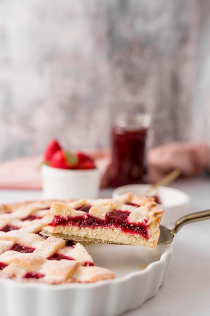 Free photo homemade pie with strawberry jam