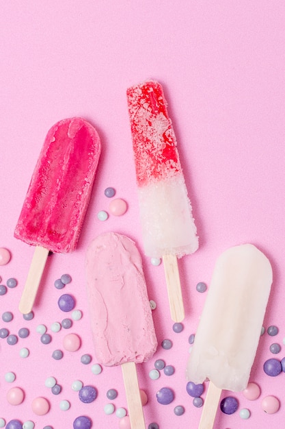 Free photo homemade popsicle ice cream with pink background