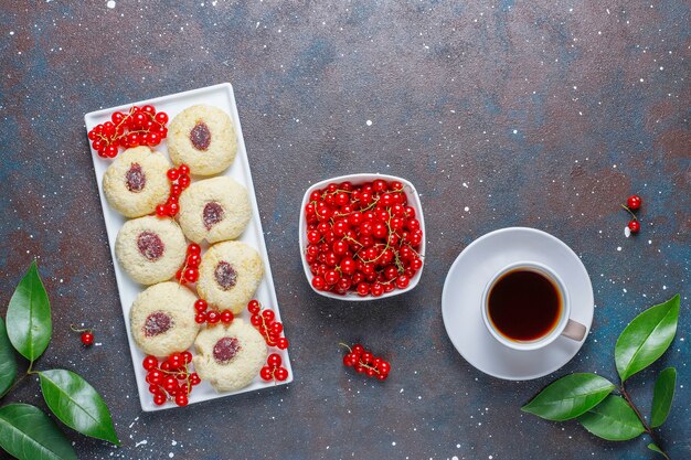 Free Photo homemade rustic red currant jam filling cookies with coconut