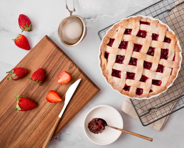 Free photo homemade strawberry jam pie and slices of fruit