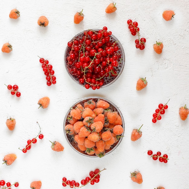 Free Photo homemade summer berry tar pie, different berries, golden raspberry, blackberry, red currant, raspberry and black currant, top view