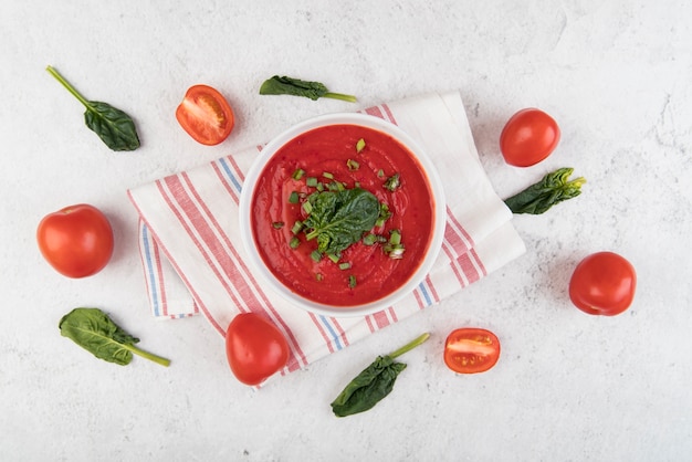 Free photo homemade tomato cream soup and cute arrangement