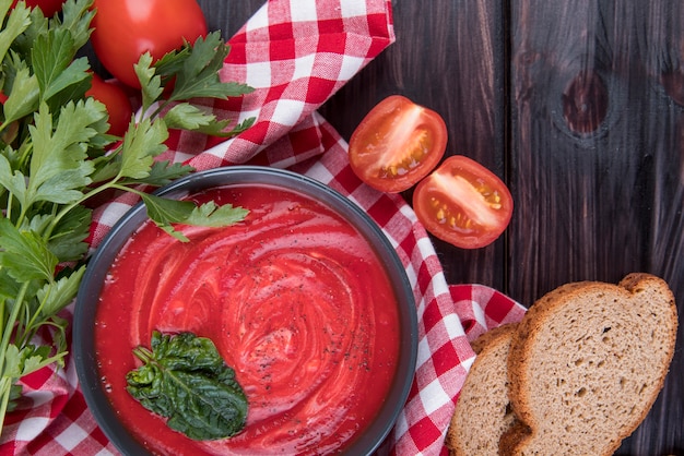 Free photo homemade tomato cream soup and slices of bread