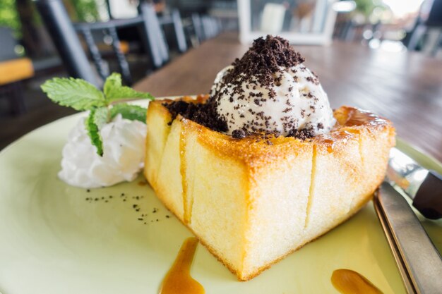 Honey Toast, Consists of bread topped with honey and ice cream