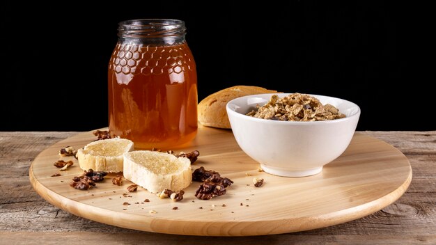 Honey toasts with walnuts and cereals