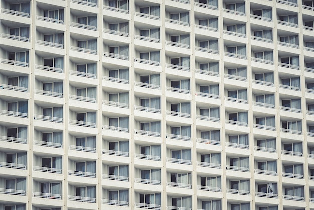 Free photo horizontal shot of balconies of modern apartment buildings in the city during daylight