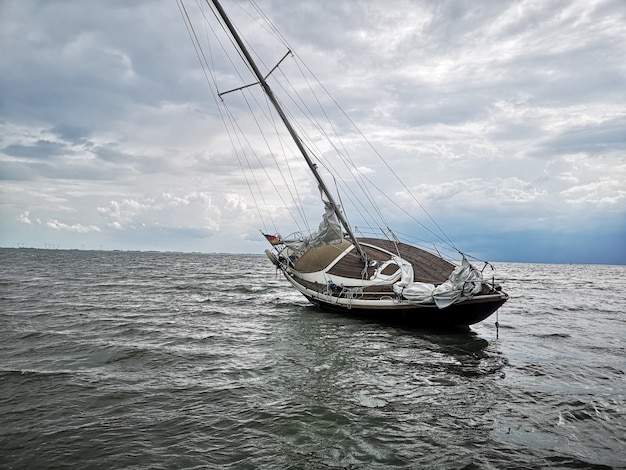 Free photo horizontal shot of a sailboat in a sandbank in the wangerooge island located in northern germany