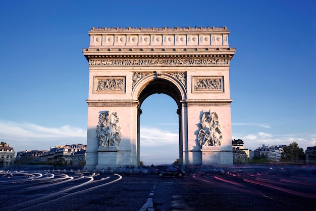 Free photo horizontal view of famous arc de triomphe, paris, france