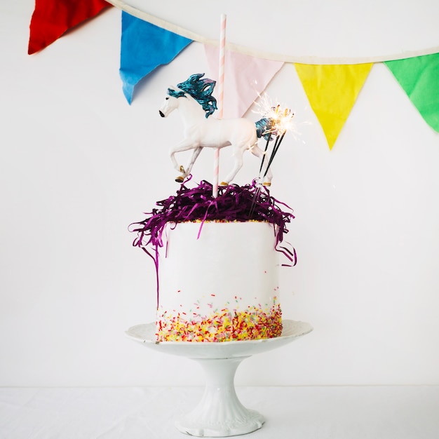 Free Photo horse statuette on cake