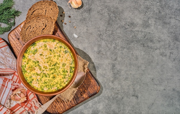 Free photo hot chicken soup with vegetables and mushrooms, top view. soup with sour cream and dill. served with black bread and garlic. a healthy fall lunch. copy space for menu