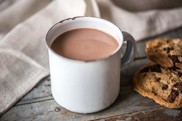 Free photo hot chocolate with chocolate chip cookies